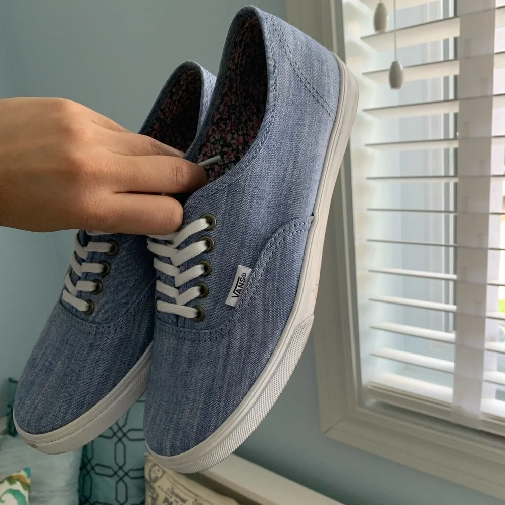 Vans - Picture 1 of 7